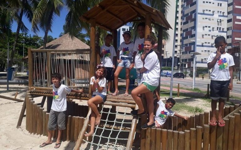 Crianças do Serviço de Convivência realizam atividades físicas na orla marítima