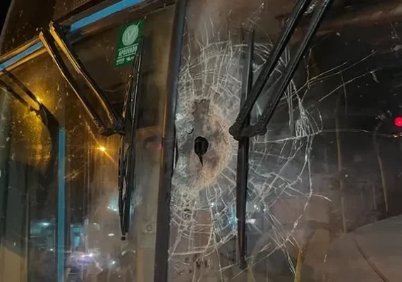 Torcedores do CSE são atacados com pedras e explosivos em Arapiraca