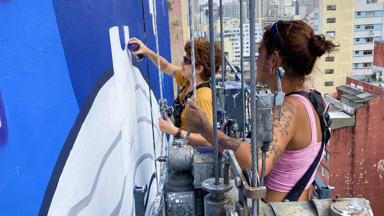 Em homenagem aos 120 anos de Nise da Silveira, artista cria mural gigante em prédio de São Paulo