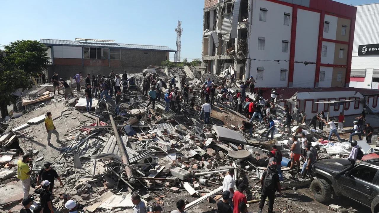 Terremoto de magnitude 7,4 atingiu o oeste da Colômbia, causando o desabamento de prédios e a morte de pelo menos 79 pessoas.