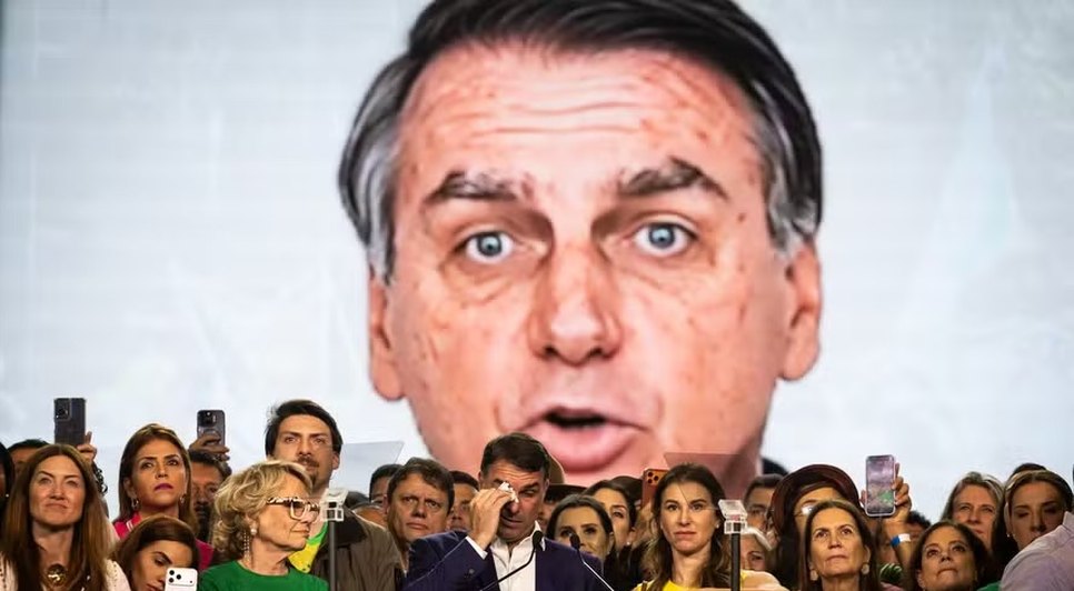 Vídeo de Bolsonaro feito com IA foi exibido em ato de Flávio