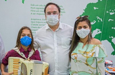 Prefeito Luciano recebe sanfoneiro-mirim Edu Lima, destaque no programa The Voice Kids