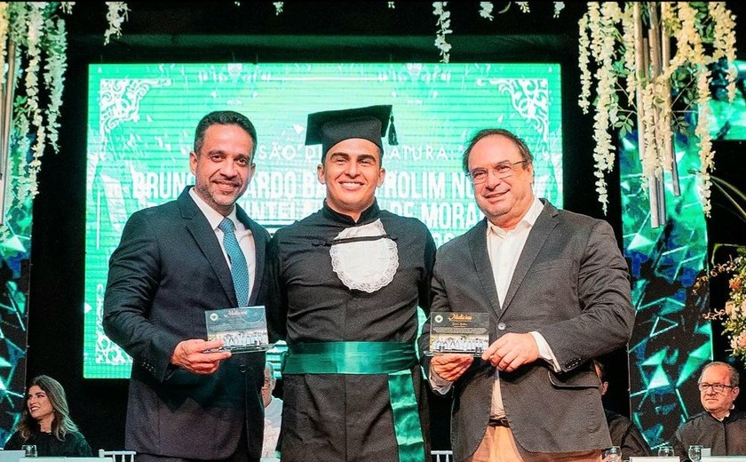 Paulo Dantas e Luciano Barbosa participam de formatura de turma de Medicina