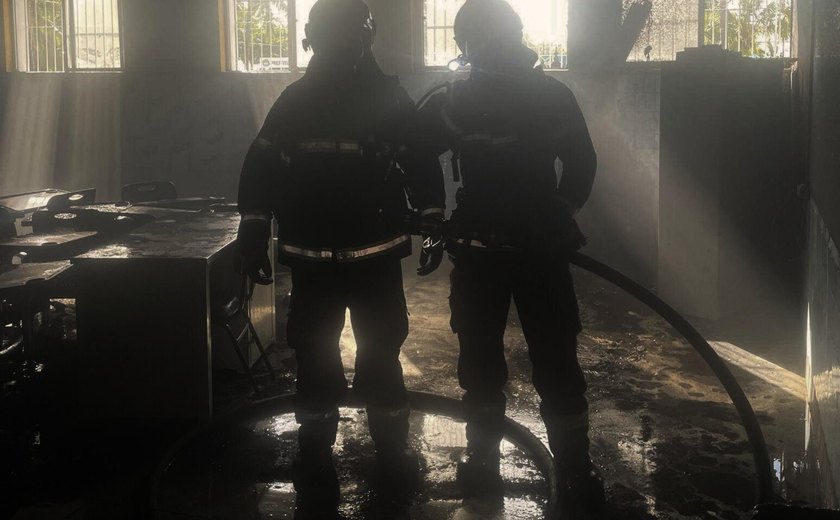 Bombeiros combatem princípio de incêndio em escola em Maceió