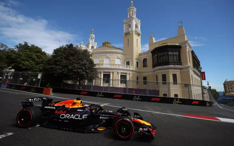 Verstappen garante pole no Azerbaijão em classificação caótica