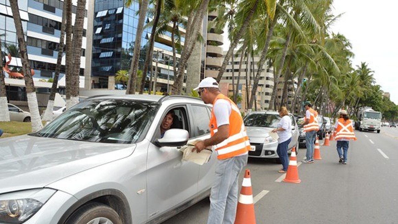 Sesau e SMTT orientam motoristas a prevenir acidentes no trânsito
