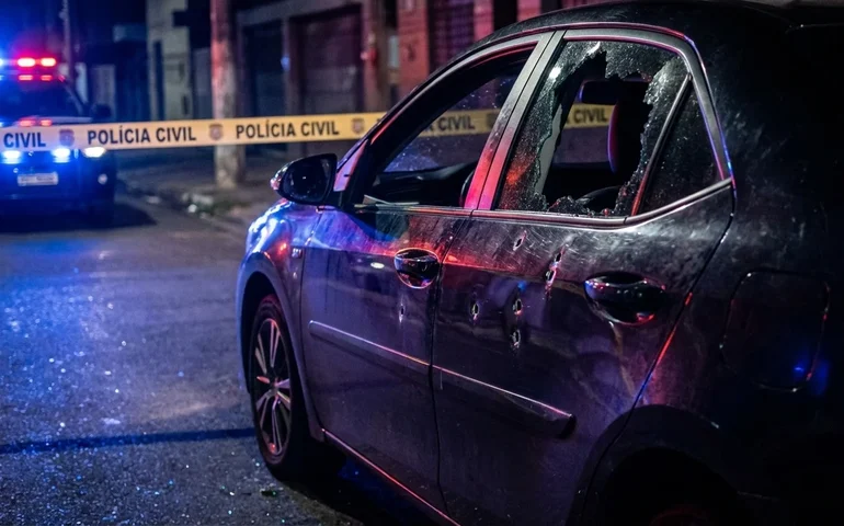 Bebê de 1 ano é baleada na cabeça após carro da família ser alvo de traficantes em Japeri