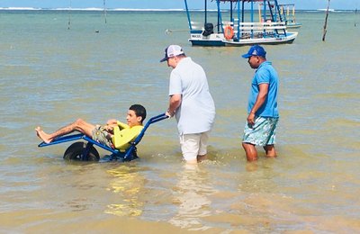 Com cadeiras anfíbias, turistas e população têm acessibilidade garantida a praias em Porto de Pedras
