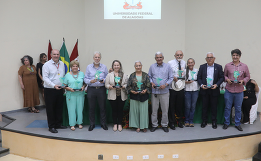 Ufal celebra jubileu de prata do curso de Farmácia em solenidade cheia de emoção