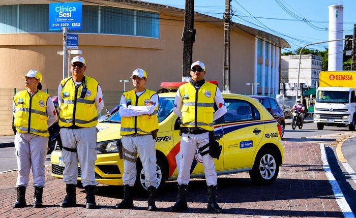 Imagem de agentes do Ronda no Bairro