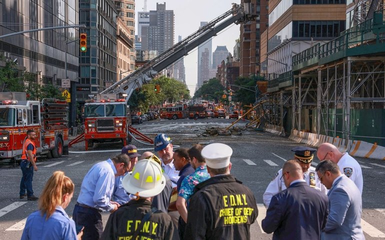 Topo de guindaste cai em rua de Nova York e deixa seis feridos