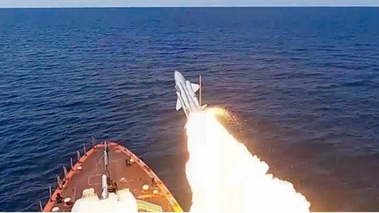 Rússia realiza manobras militares com disparo de mísseis no Mar Negro