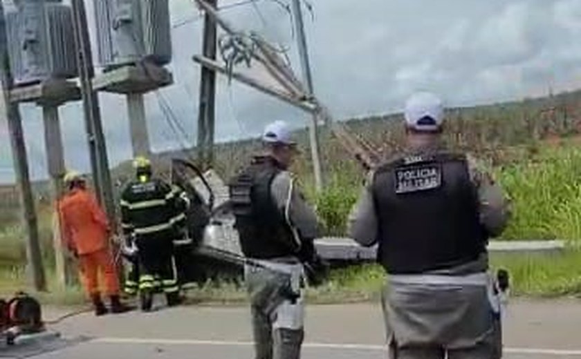 Homem morre após carro colidir contra poste na AL-101 Sul