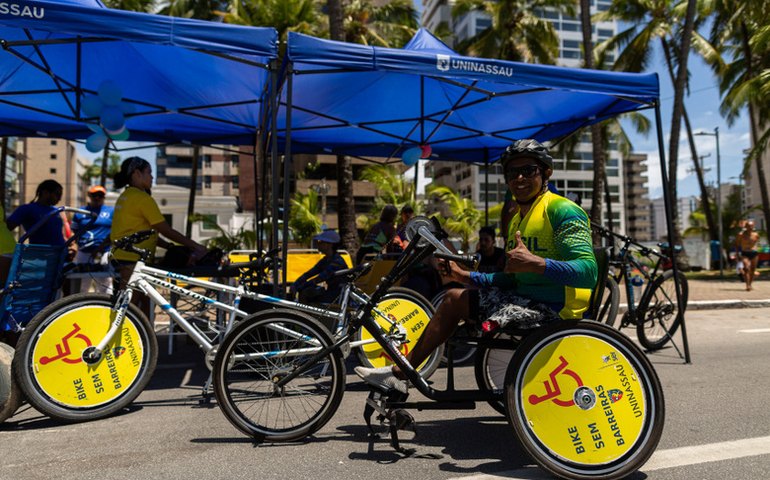 Com apoio da Prefeitura, Bike Sem Barreiras leva lazer e inclusão para orla de Ponta Verde