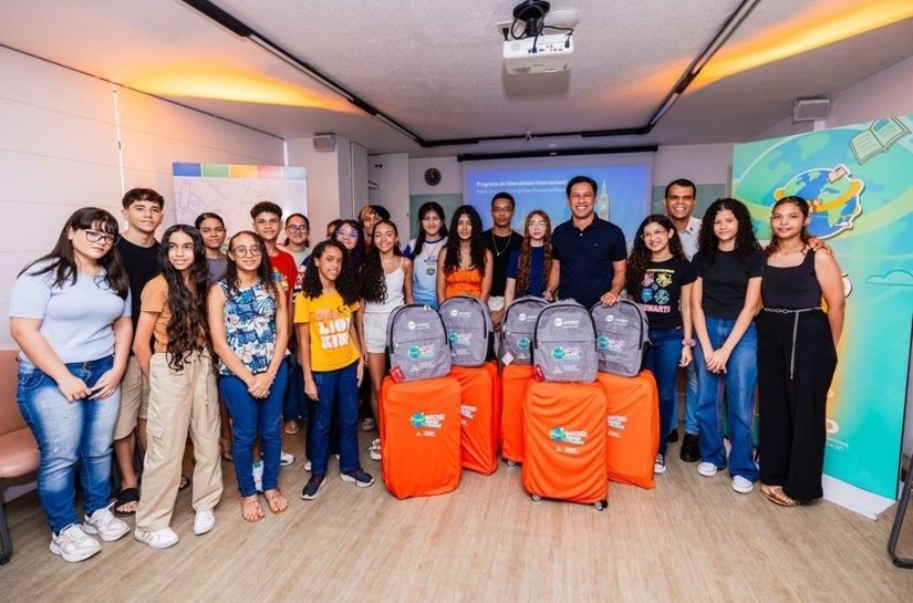 Prefeito Rodrigo Cunha entrega kits aos estudantes que embarcam para intercâmbio nesta sexta