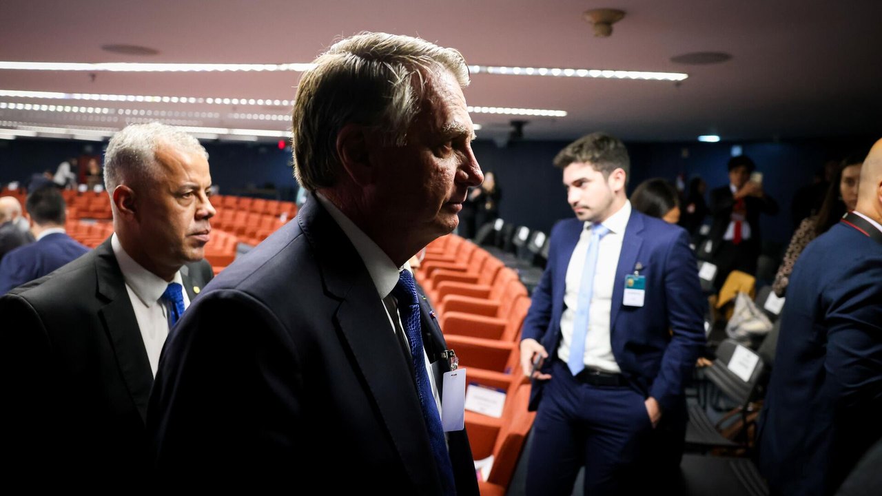 'Não tenho nada a ver com a Carla Zambelli', diz Bolsonaro após depoimento na Polícia Federal