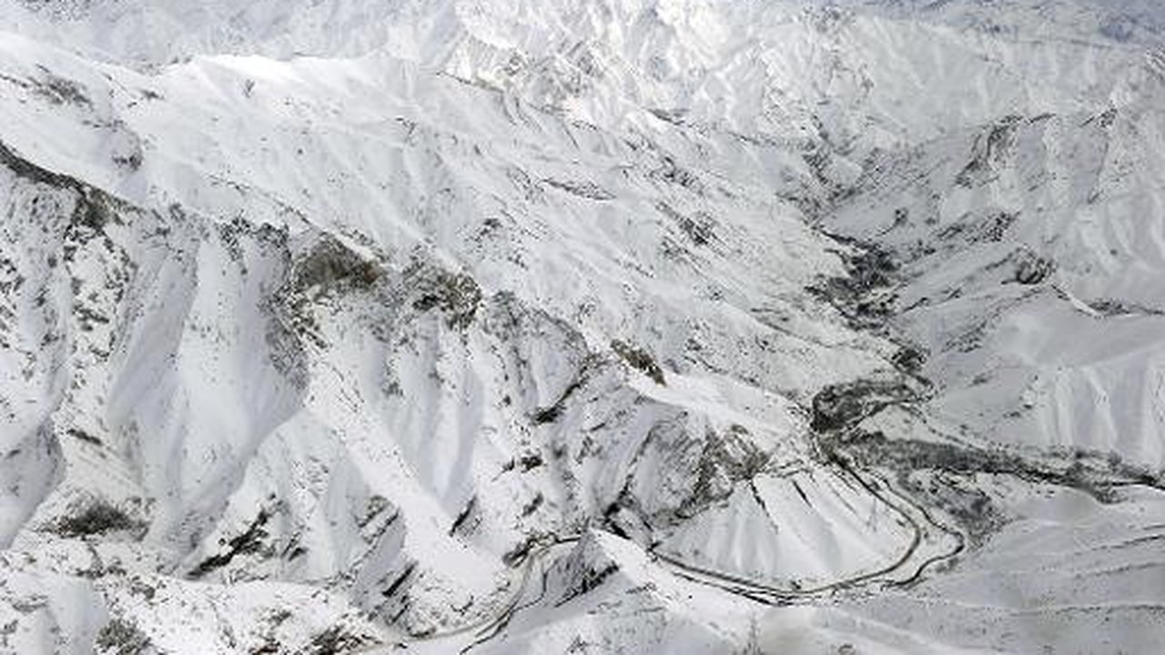 Avalanches matam mais de 100 pessoas no Afeganistão