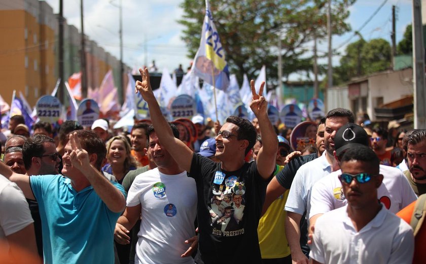 Prefeito JHC reúne multidão em caminhada no Vergel