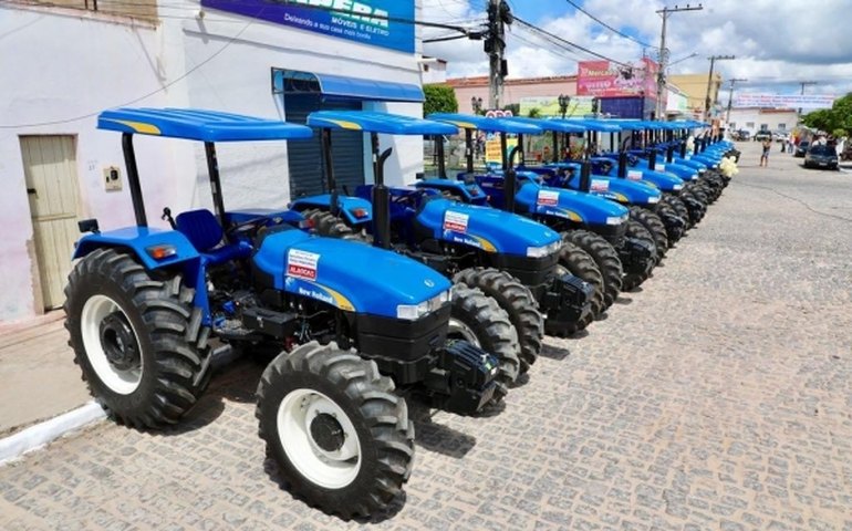 Governo do Estado entrega ambulâncias e tratores em Murici e São Luís do Quitunde nesta quarta (16)