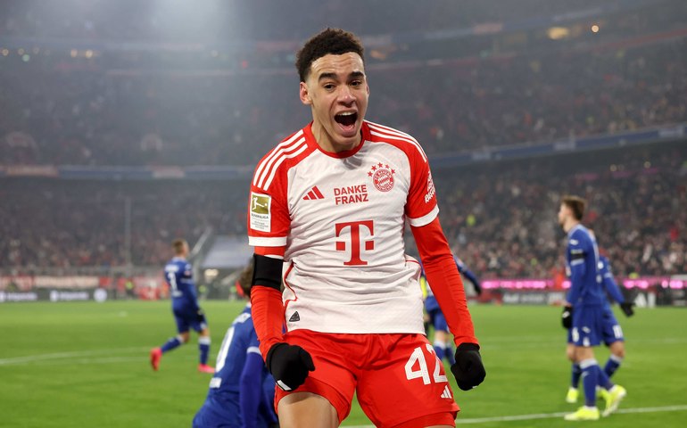 Bayern passa fácil pelo Hoffenheim em dia de homenagens a Beckenbauer e de 500 jogos de Neuer