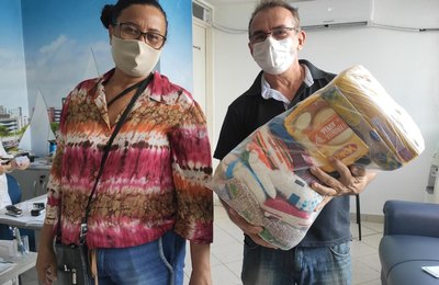 Prefeitura distribui cestas básicas para guias de turismo de Maceió