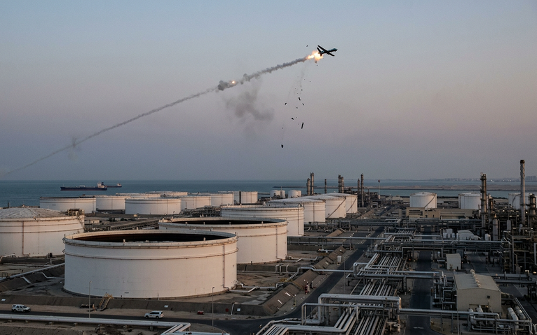 Drone iraniano é interceptado em terminal petrolífero dos Emirados Árabes e míssil atinge embaixada dos EUA no Iraque