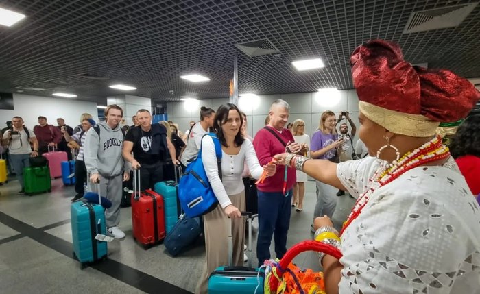Turistas desembarcam em Salvador vindos do voo Varsóvia