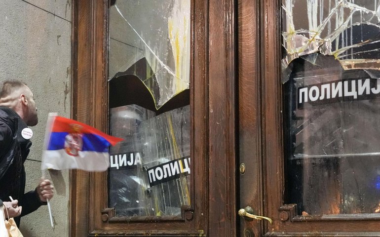 Manifestantes na Sérvia provocam incêndio em prédio do governo de Valjevo