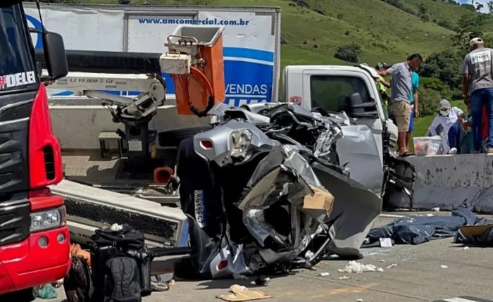 Veículo destruído em grave acidente na BR-101 em Joaquim Gomes Veículo destruído em grave acidente na BR-101 em Joaquim Gomes