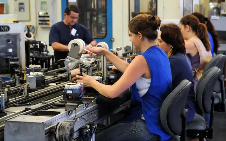 Agosto registra avanço da produção industrial e do número de empregados, aponta CNI