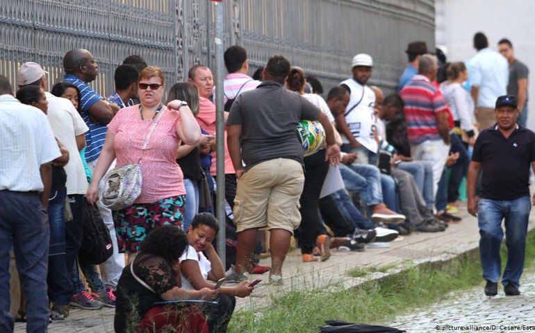 Desemprego cai no Brasil e encerra 2019 em 11%