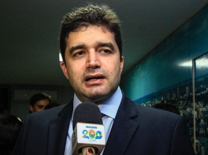 Rui assina contrato para capacitar jovens infratores nesta segunda