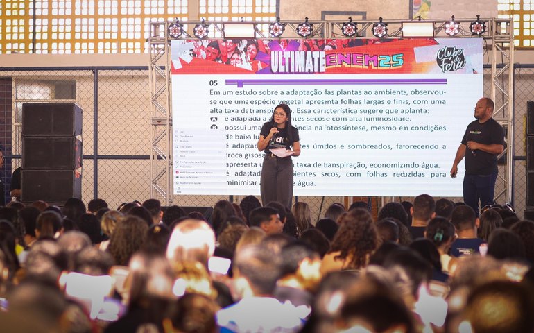 Às vésperas do segundo dia do Enem, estudantes da rede estadual revisam conteúdos de matemática e ciências da natureza