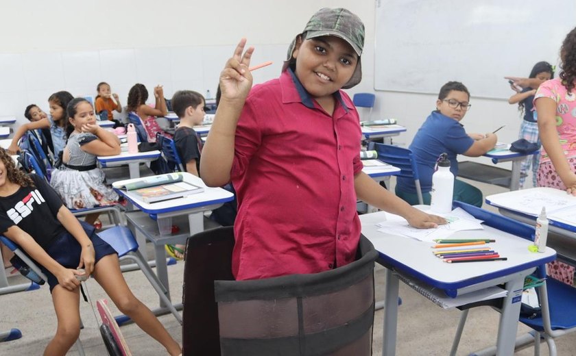 Professora e cuidador constroem barril do Chaves para estudante autista