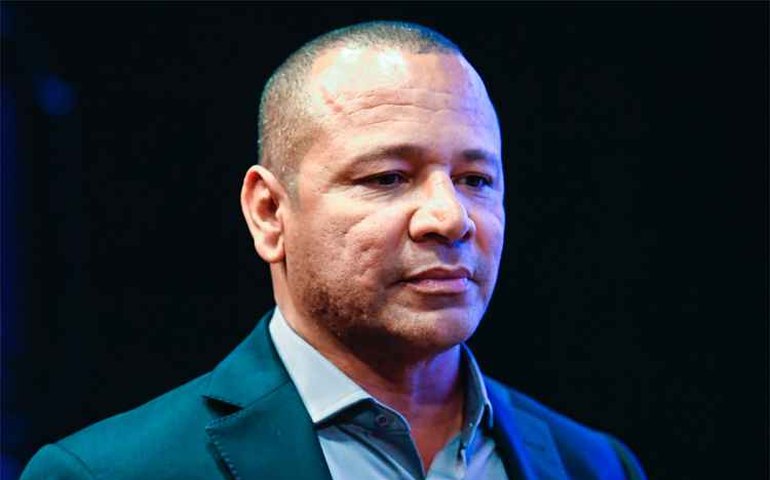 Pai de Neymar se pronuncia sobre Daniel Alves: 'Para minha família, o assunto terminou'
