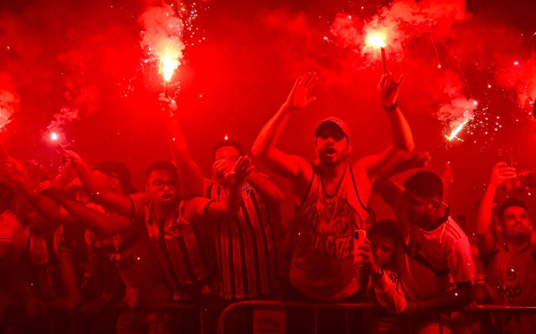 Torcida do São Paulo faz festa no Morumbi e quebra vidros de ônibus do Corinthians