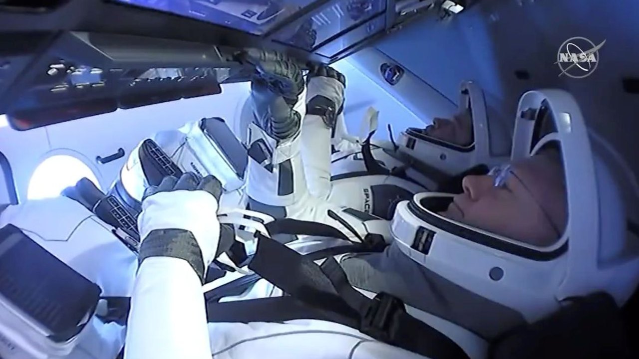 Astronautas da Nasa completam missão no espaço a bordo da SpaceX