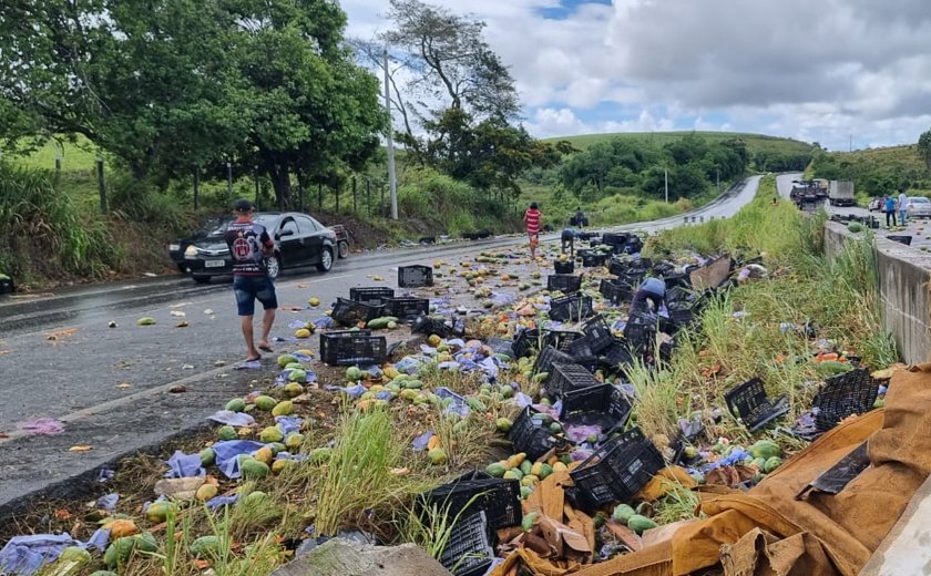 Caminhão de frutas tomba em pista molhada e deixa dois mortos