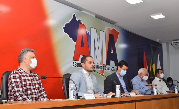 Alexandre Aires reúne prefeitos para discutir medidas contra a covid-19