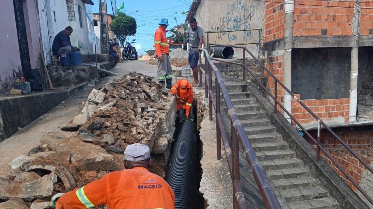 Infraestrutura substitui seis metros de tubulação durante ação de manutenção no Feitosa