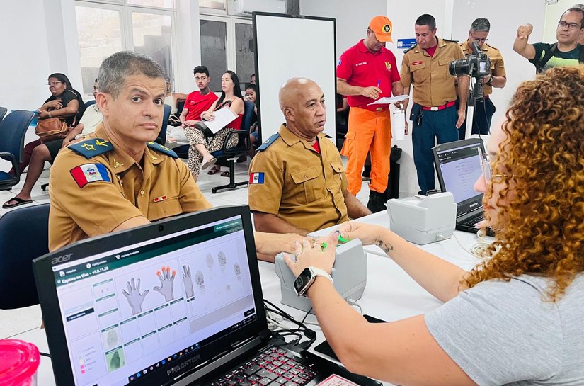 Instituto de Identificação emite carteiras funcionais para bombeiros militares de Alagoas