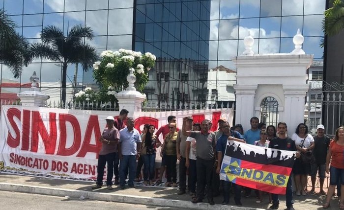 Protesto aconteceu na manhã desta segunda-feira, 11