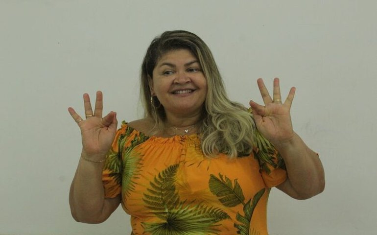 Educadora da rede municipal sinaliza em libras músicas nas redes sociais