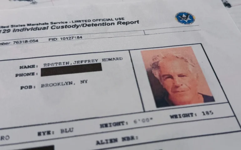 Departamento de Justiça afirma ter removido arquivos relacionados a Epstein que poderiam conter informações sobre vítimas