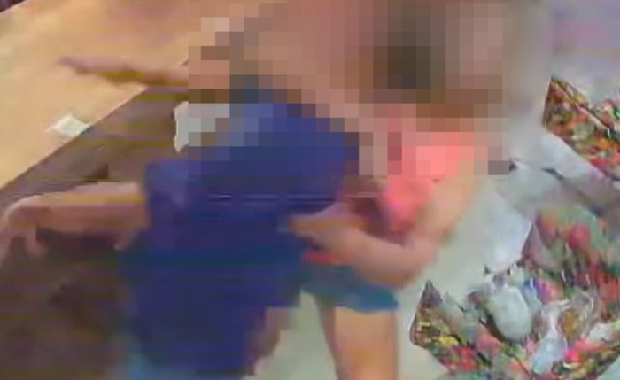 Mulher é presa em flagrante após quebrar objetos em hotel e agredir hóspede em Arapiraca Mulher é presa em flagrante após quebrar objetos em hotel e agredir hóspede em Arapiraca