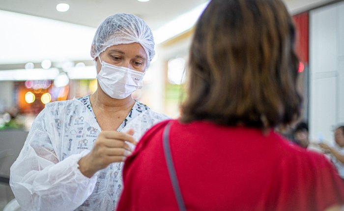 A dose de reforço será disponibilizada para pessoas com 60 anos, entre outros públicos