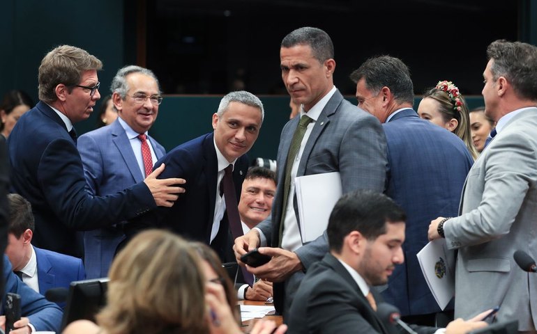 CCJ da Câmara suspende ação penal no STF contra deputado Gayer