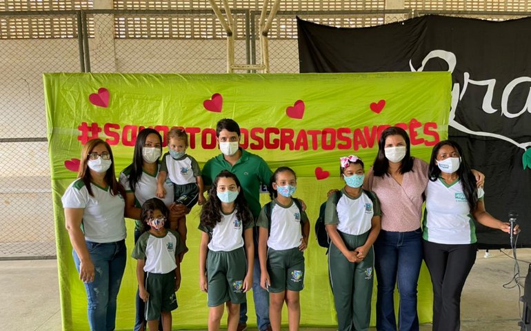 Prefeitura de Jequiá da Praia entrega fardamento para cerca de 2.5 mil alunos