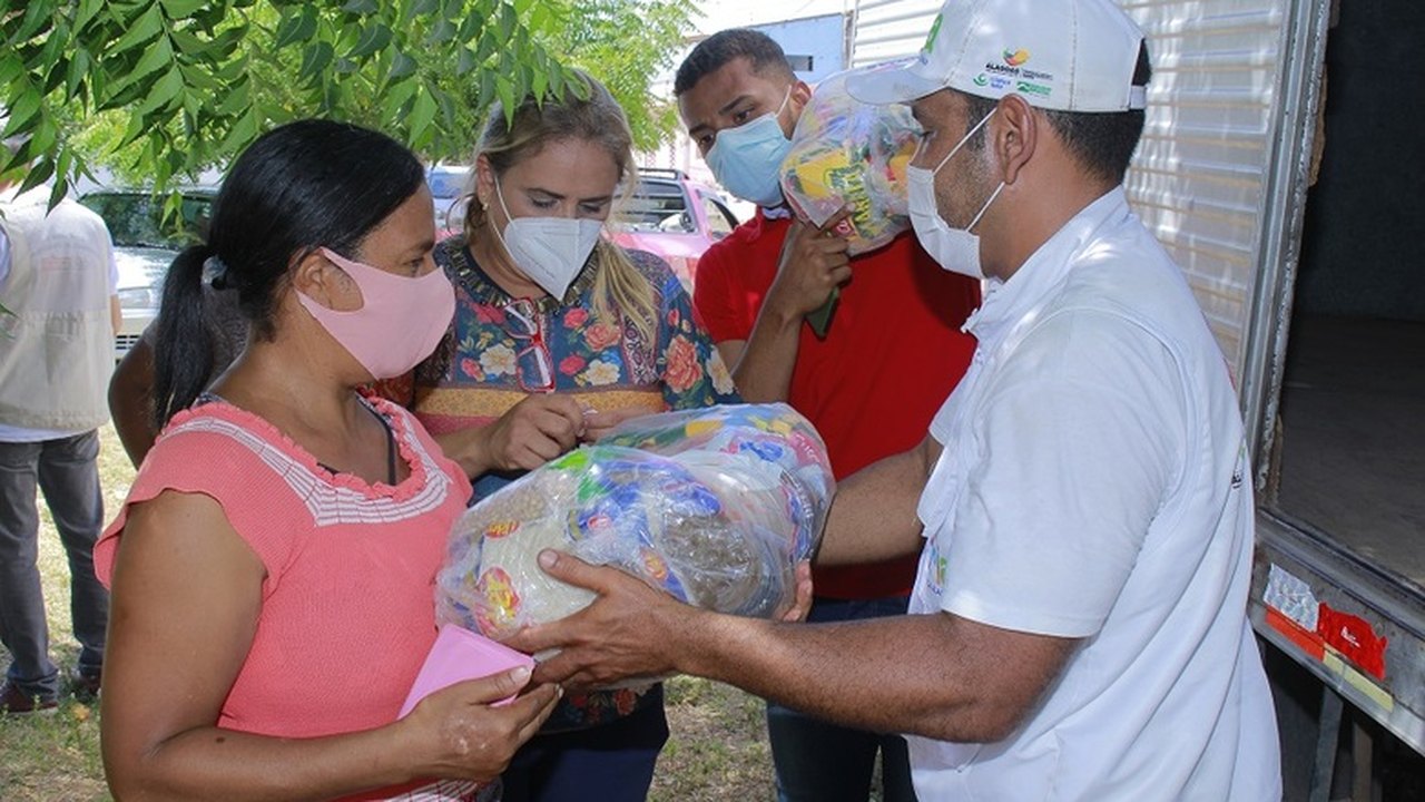 Prefeitura de Penedo leva assistência social para famílias da comunidade Ponta Mofina