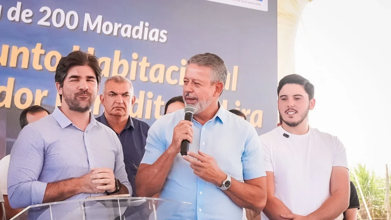 Com mais de 90% das moradias populares de Alagoas viabilizadas por seu trabalho, Arthur Lira celebra a entrega de mais 200 casas na Barra de São Miguel